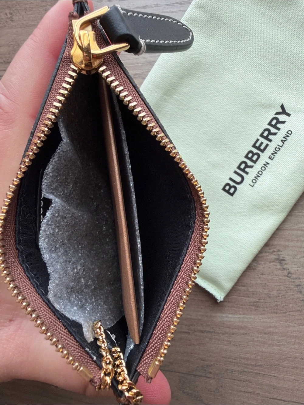 NWT Burberry Kelbrook Birch Brown E-canvas zip cardholder w/ chain